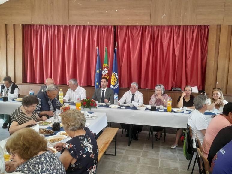 Comemora&ccedil;&otilde;es do 25 de abril  Almo&ccedil;o Conv&iacute;vio