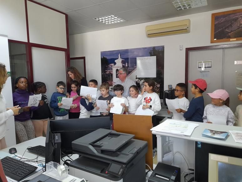 Leitura "fora de portas", atividade integrada na Semana da leitura. 2&ordm; e 3&ordm; anos do Centro Escolar de Santa Margarida