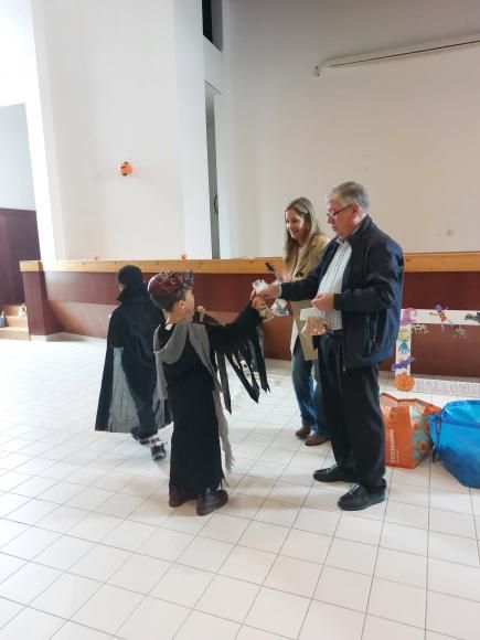 Centro Escolar da nossa Freguesia dar os Bolinhos aos nossos meninos e a quem cuida deles!
